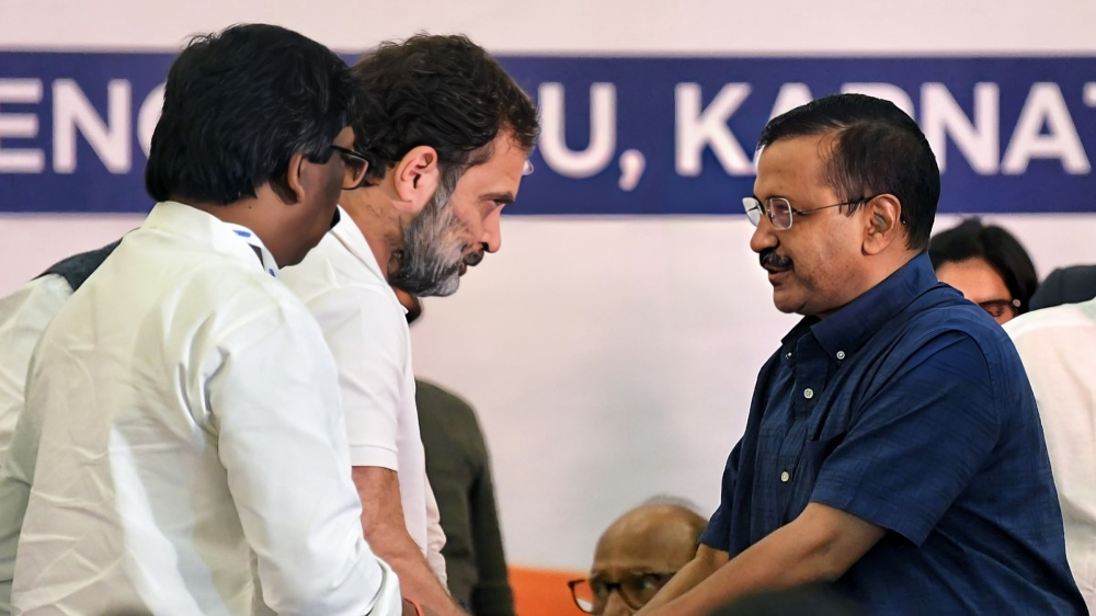 Delhi CM Arvind Kejriwal and Congress leader Rahul Gandhi greeting each other. 