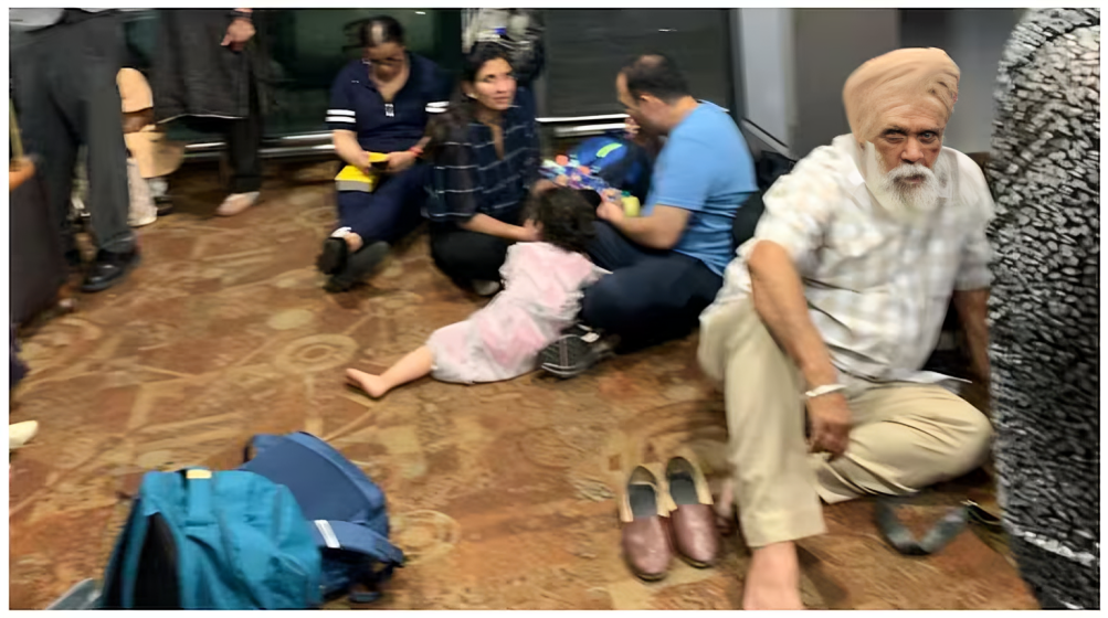 Passengers waiting for the flight as it gets delayed. (Image Source: X/@shwwetapunj)