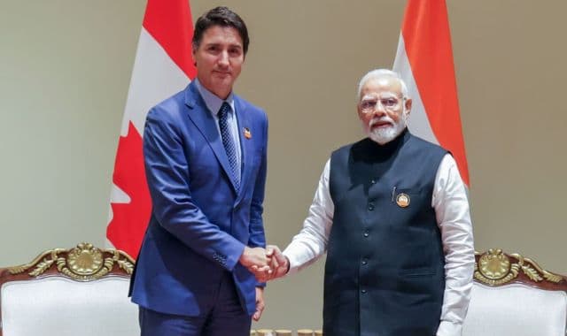 Indian prime Minister Narendra Modi and Canadian PM Justin Trudeau shaking hands