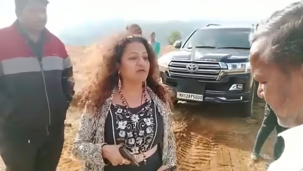 In the viral video, IAS trainee Pooja Khedkar's mother Manorama Khedkar is seen holding a gun and allegedly threatening a local farmer. (Image source: X/Twitter)