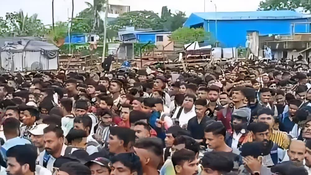 Crowd of students came for a job opening at Air India's Mumbai job drive