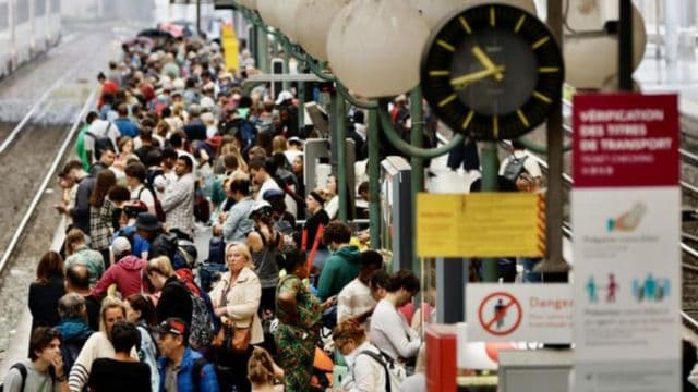 French passengers waiting for their train