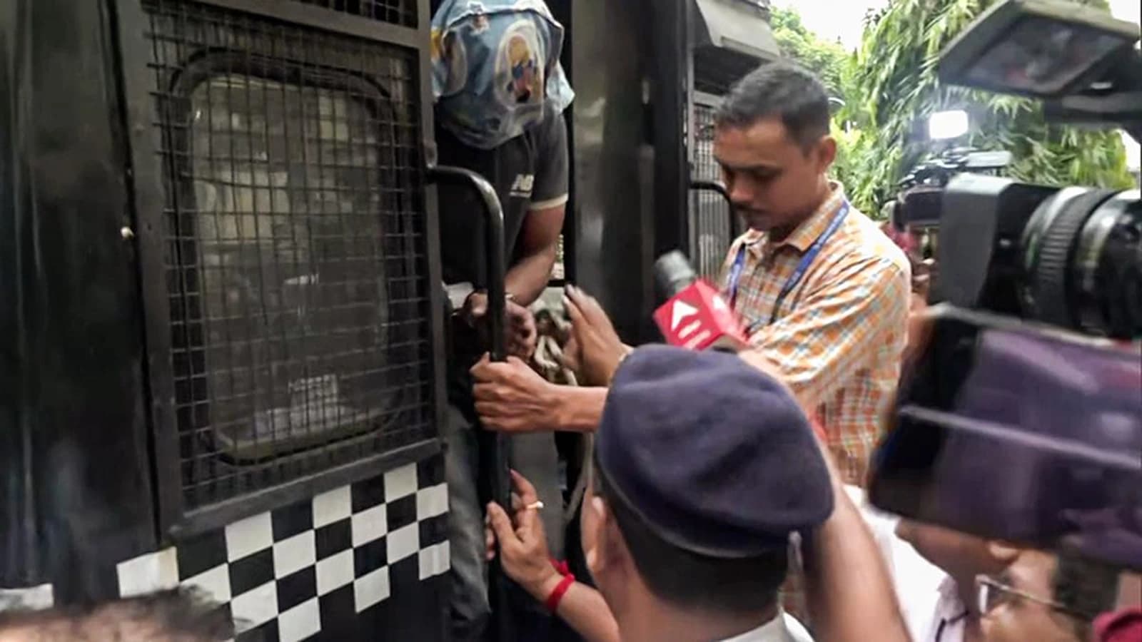 West Bengal Police brought the accused of R.G. Kar Medical College and Hospital rape-murder case, Sanjoy Roy to the CBI Office at CGO Complex in Kolkata on August 21.