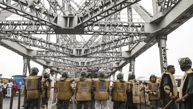 Nabanna Abhijan: Clashes erupt between student protesters and Kolkata police 