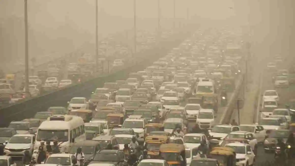 Delhi's air quality further deteriorates; AQI drops to hazardous level of 400