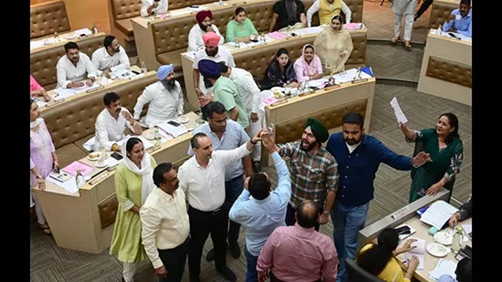 chaos between aap congress and bjp councillors