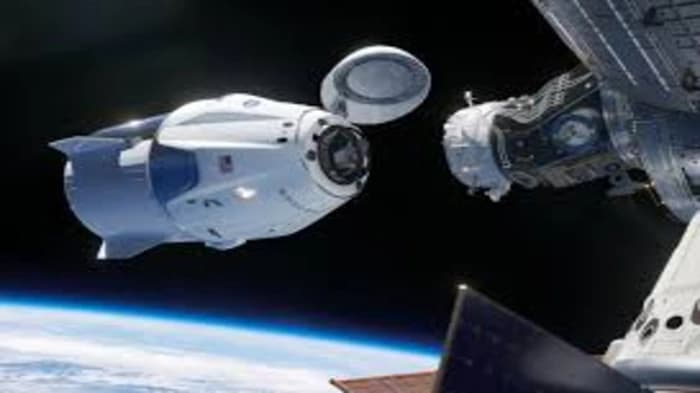 What does the Axiom Mission 4 entail? 