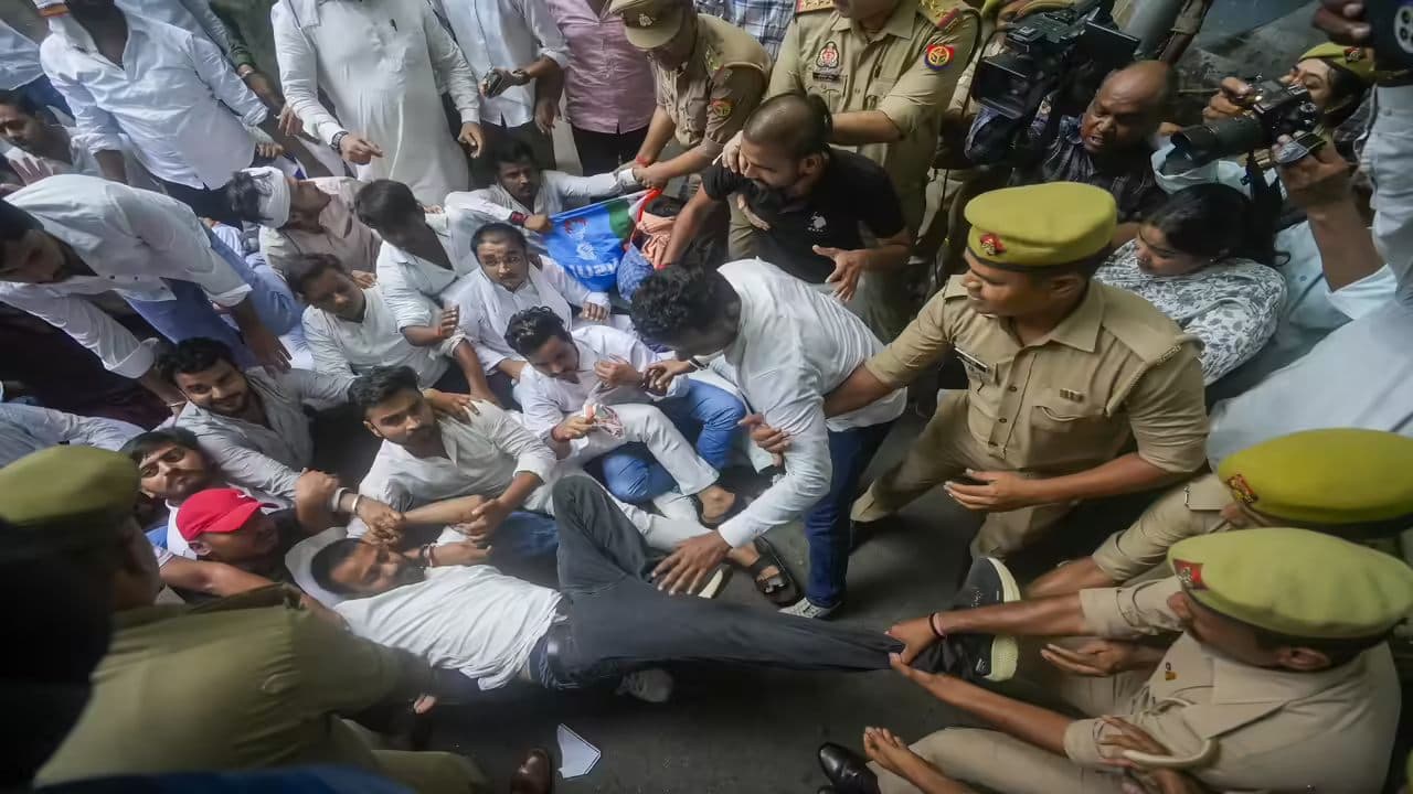 Tension in Lucknow as NSUI protests closure of over 27,000 UP schools under merger policy