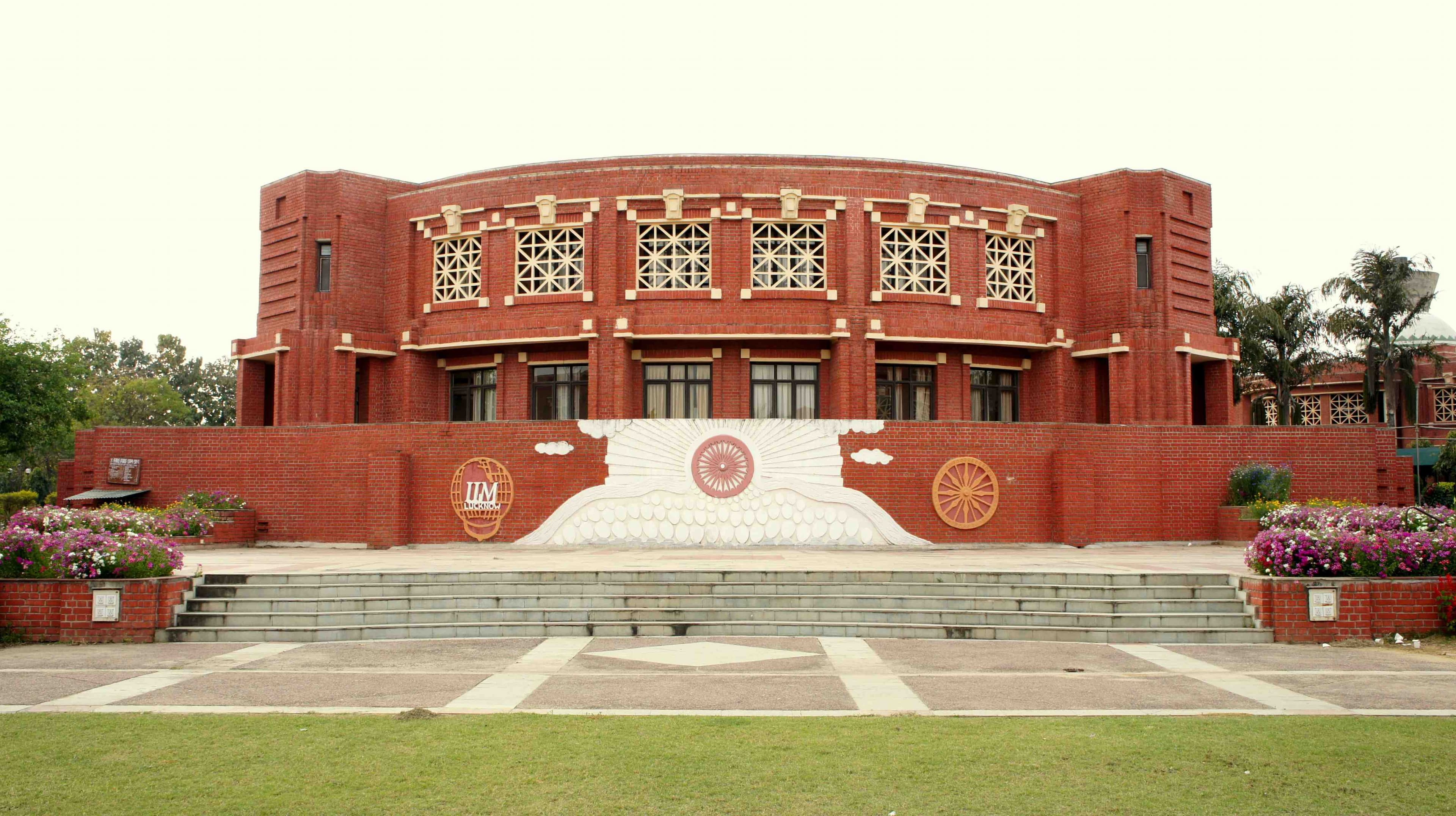 IIM Lucknow introduces blended MBA program for working professionals