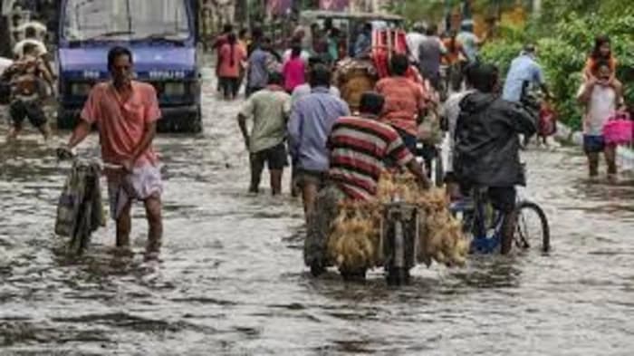 Cloudburst & Heavy Rain in Kolkata Kill Nine, Disrupt Life