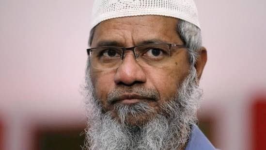 Preacher Zakir Naik criticizes Pakistan airline over baggage fees