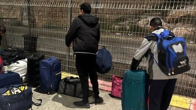 Ten Indian construction workers