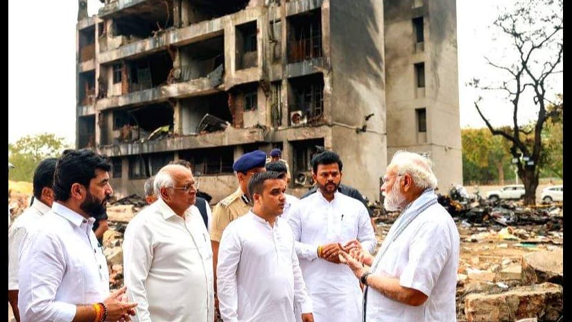 PM Modi visits crash site 