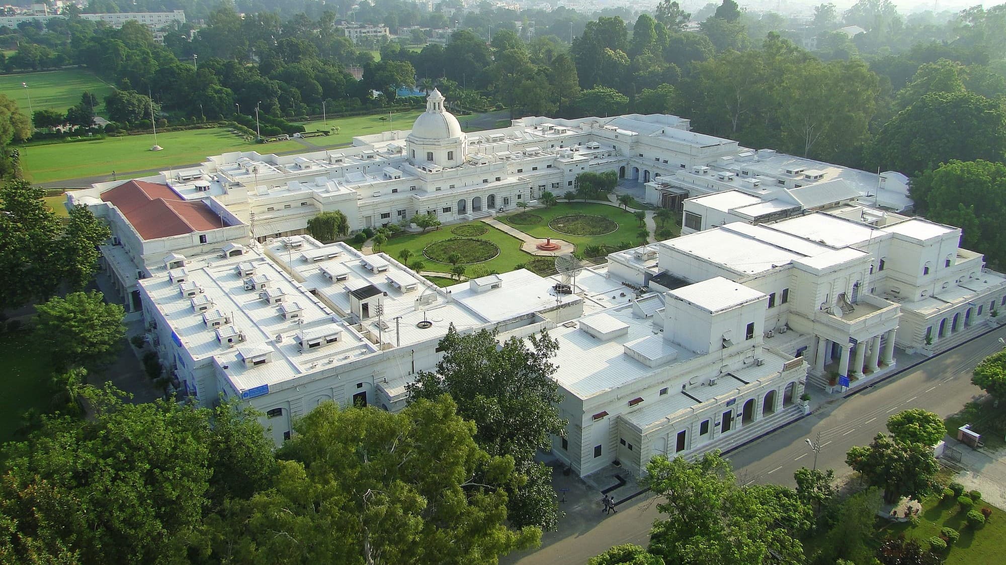 IIT Roorkee launches AI-powered digital marketing course for professionals
