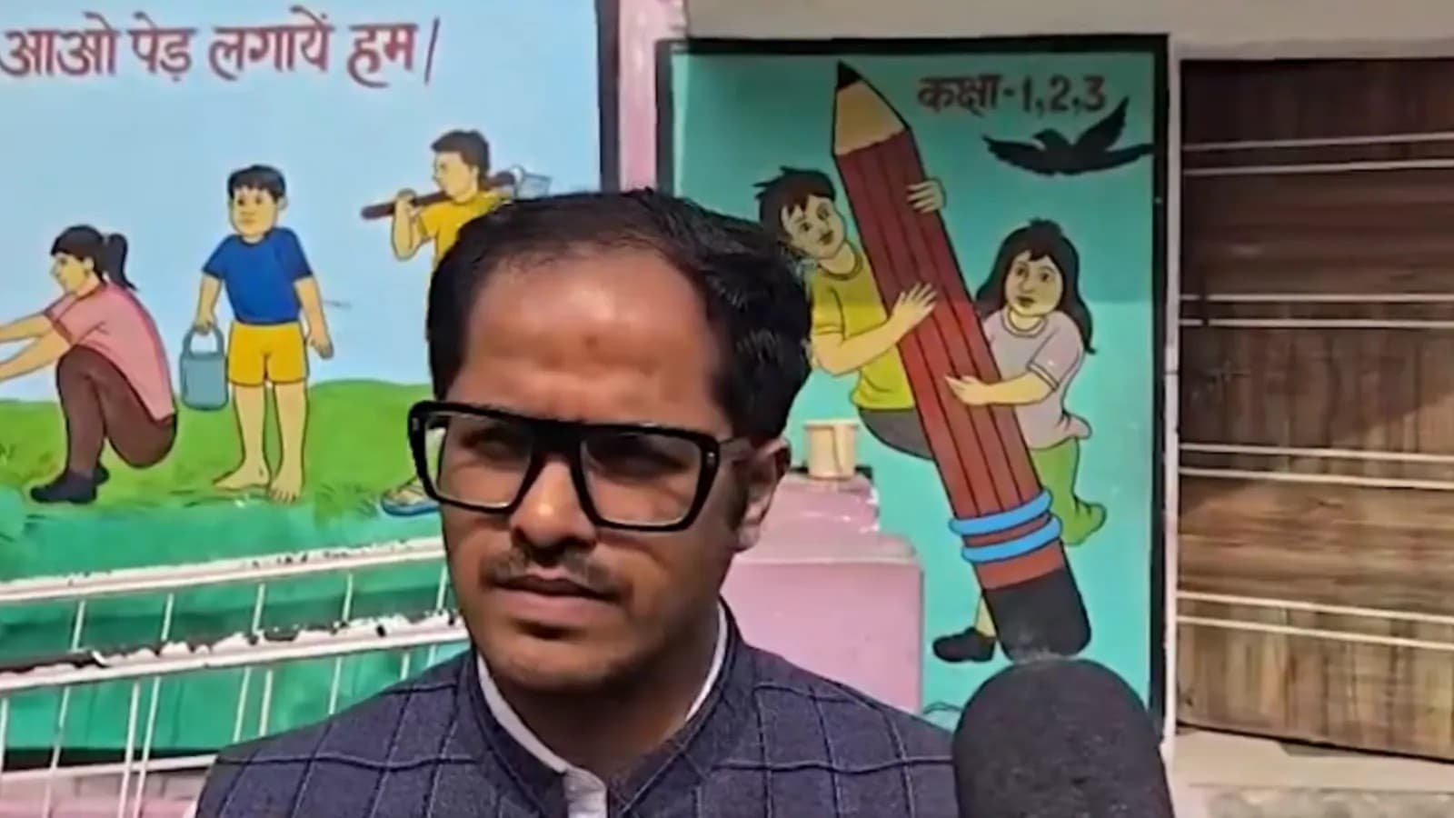 Chitrakoot DM sets an example by enrolling daughter in government Anganwadi