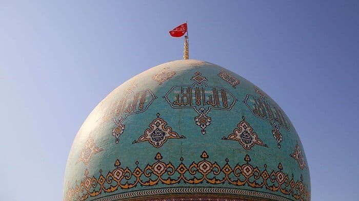Red flag raised at Jamkaran mosque as Iran reels from US–Israel strikes