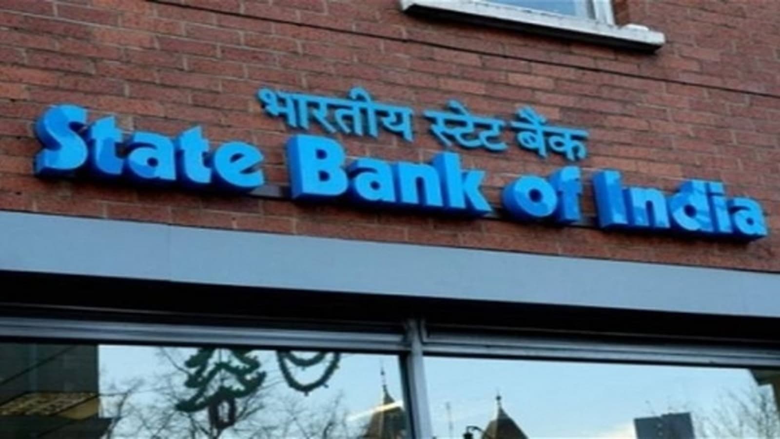 SBI revises BSBD cash withdrawal charges; Rs 15 fee beyond four free transactions