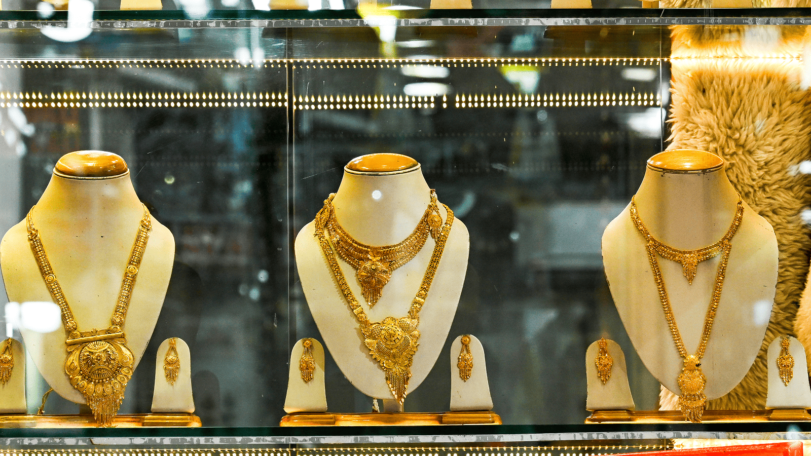 Gold Gains Nearly 5% in a Week as Weaker US Dollar Boosts Prices