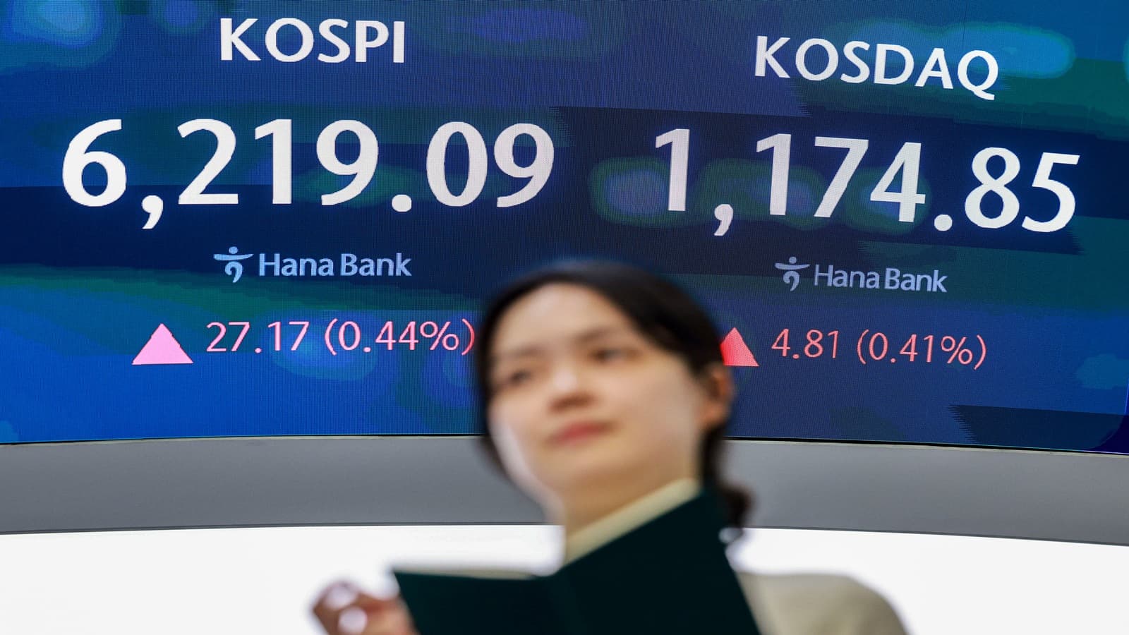 Seoul Shares End Higher Despite Hawkish Fed Signals; Tech Stocks Lead Gains