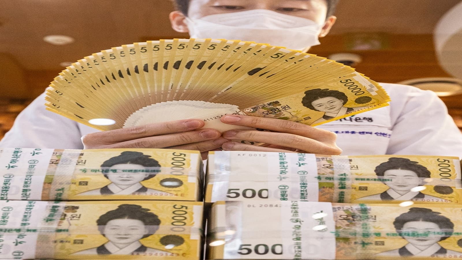South Korean Won Hits 14-Month High Against Dollar; KOSPI Jumps 1.64%