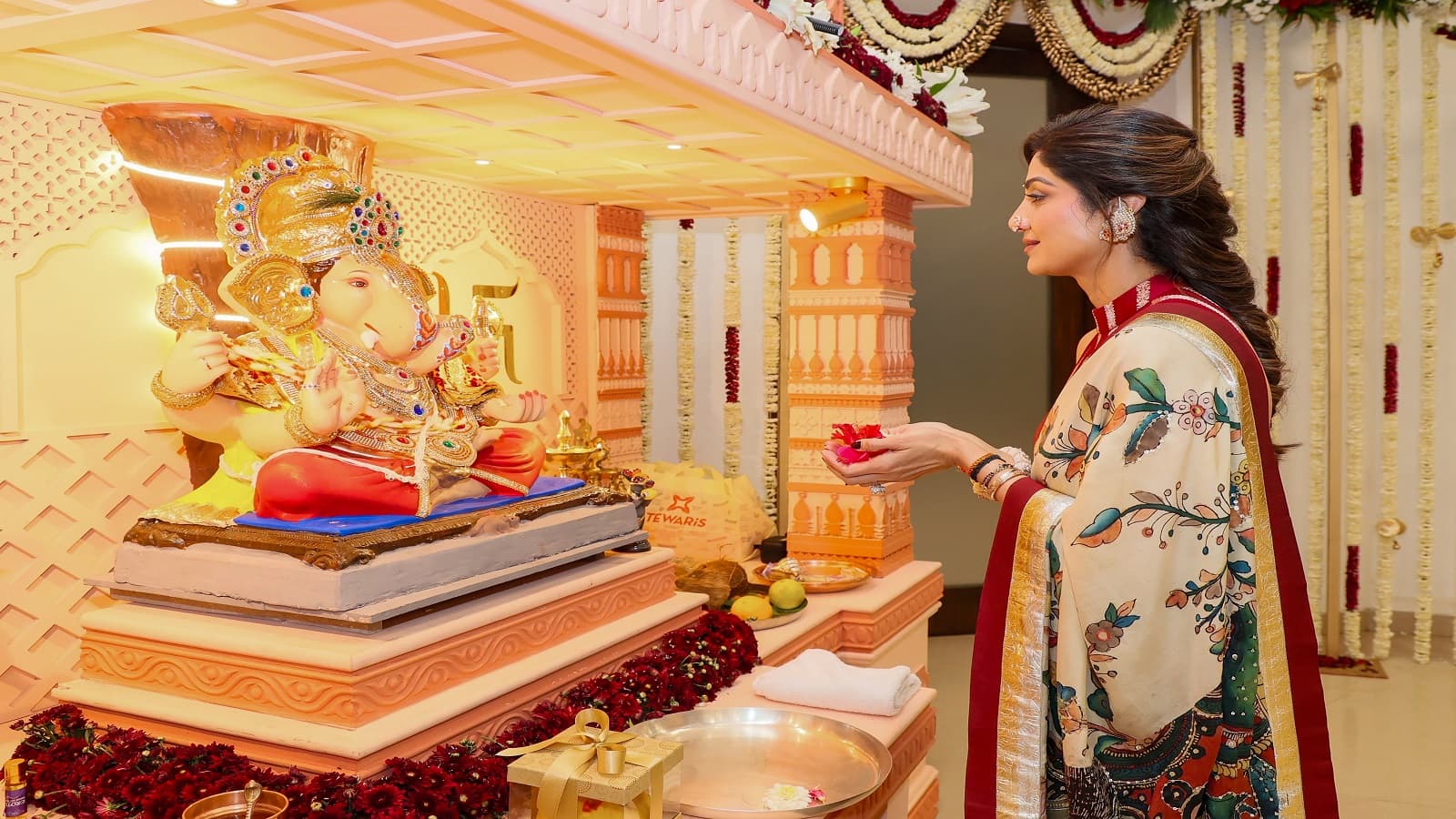 Shilpa Shetty Wears 100-Year-Old Heritage Jhumkas for Lalbaugcha Raja Darshan
