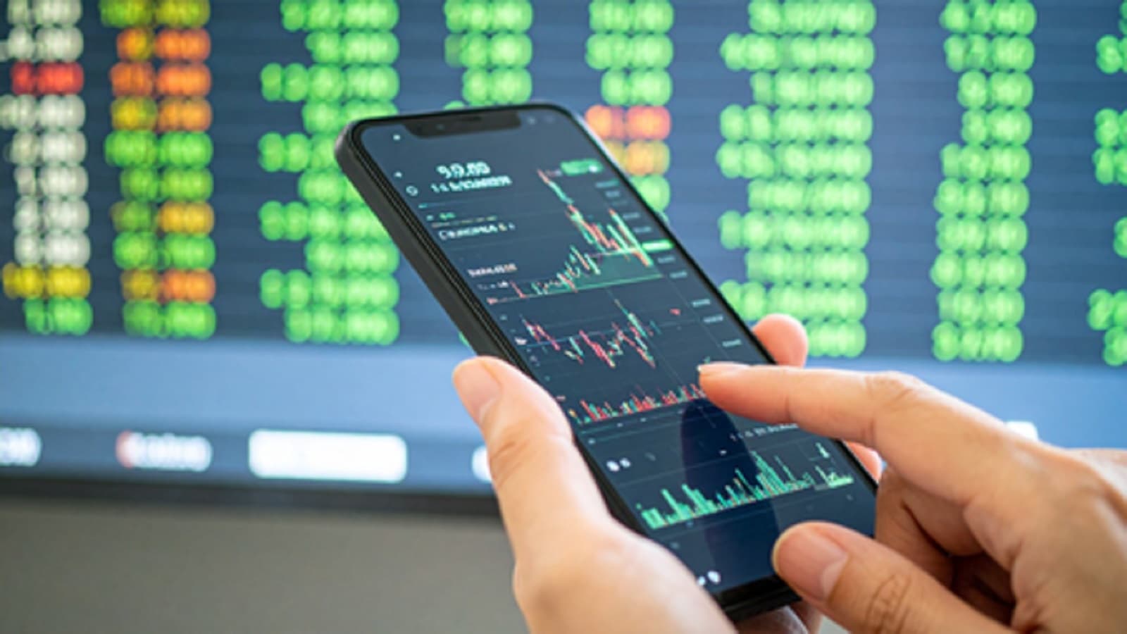 FIIs sell Rs 7,620 crore in fifth straight week, DIIs pump in Rs 11,232 crore