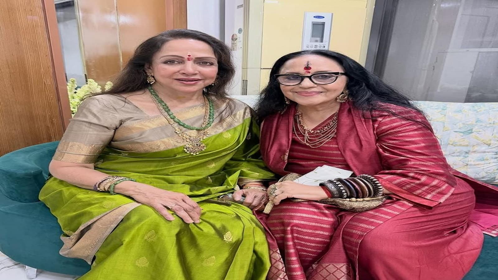Ila Arun Reunites with Hema Malini, Jeetendra at Ganesh Aarti, Recalls ‘Rihaee’ & ‘Jaal’