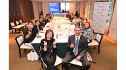 NUS Business School MBA students using AI-simulated executives to practise leadership and business decision-making.