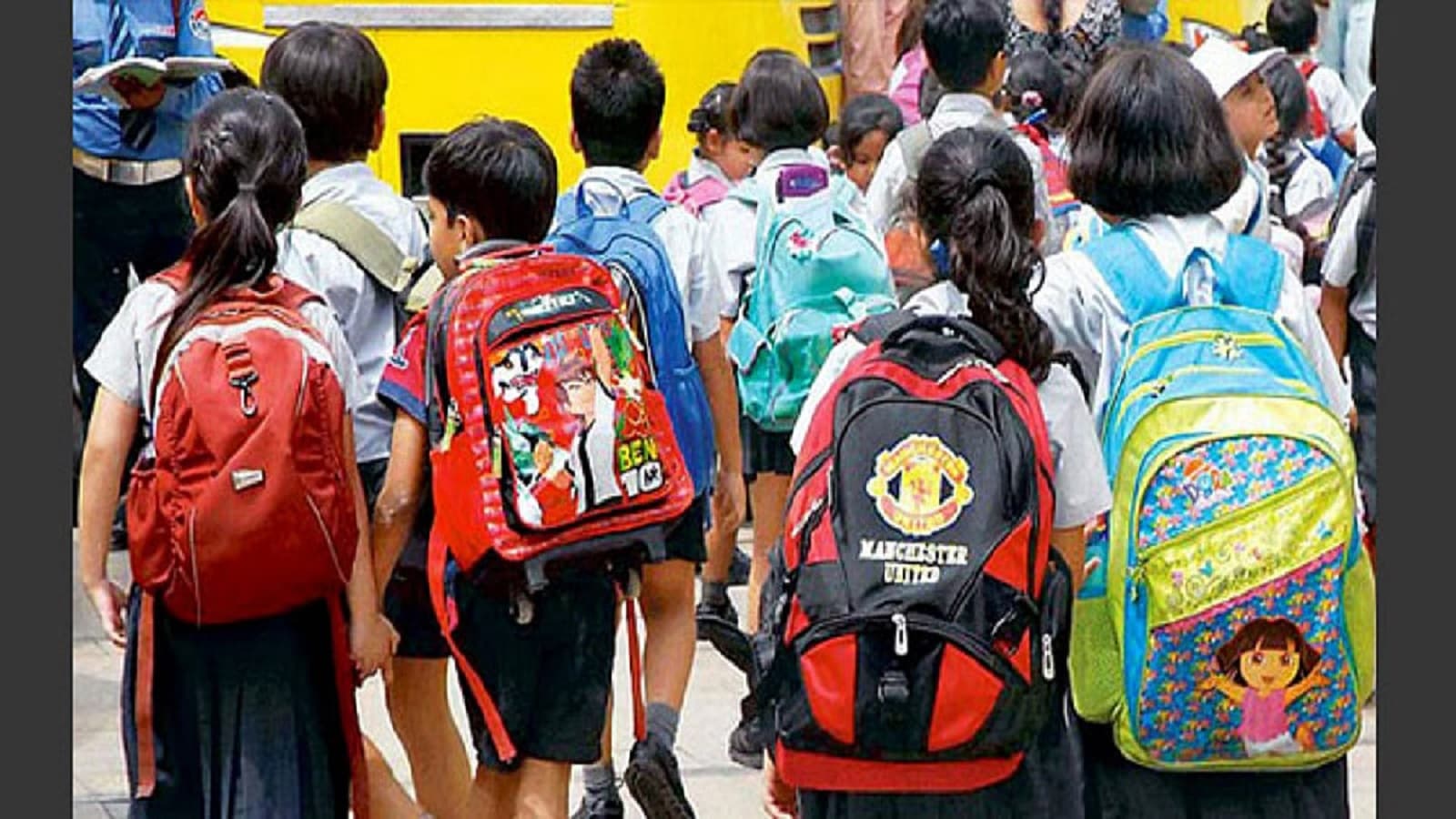 School students carrying backpacks as Kerala considers measures to reduce school bag weight.