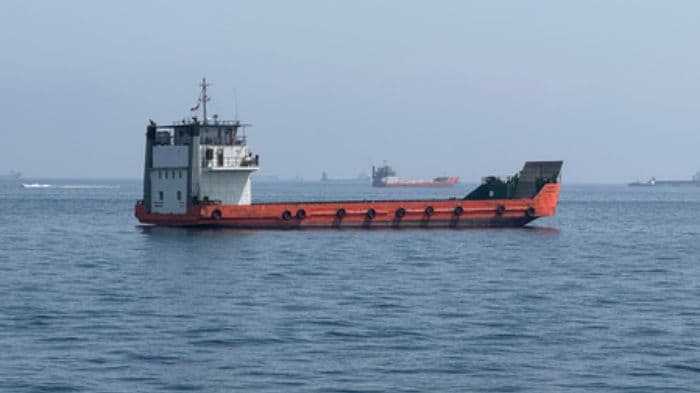 Govt confirms fire on ship south of Hormuz, crew unharmed