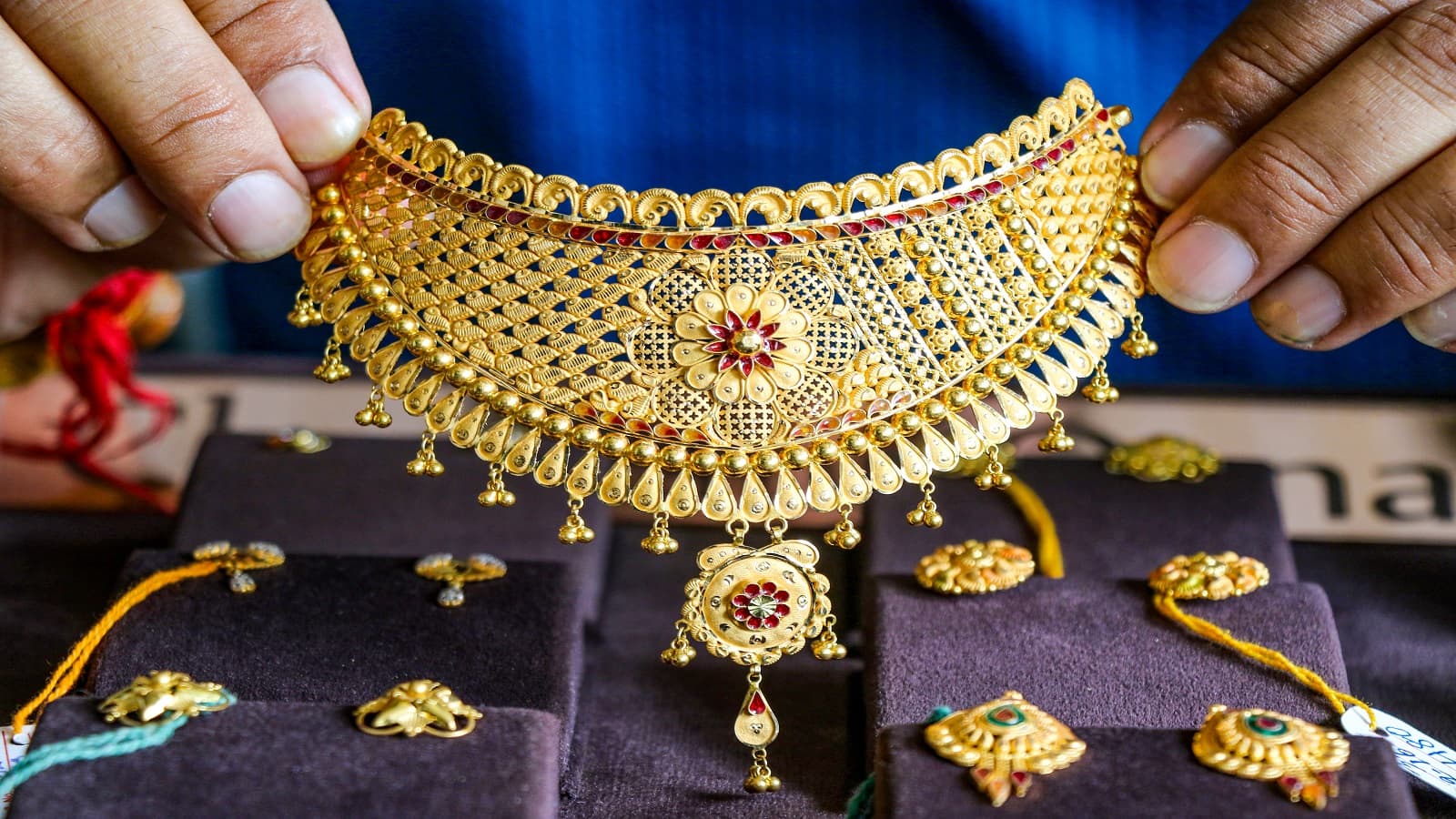 Gold, Silver Prices Slip Up to 1% as US-Iran Tensions Weigh on Markets
