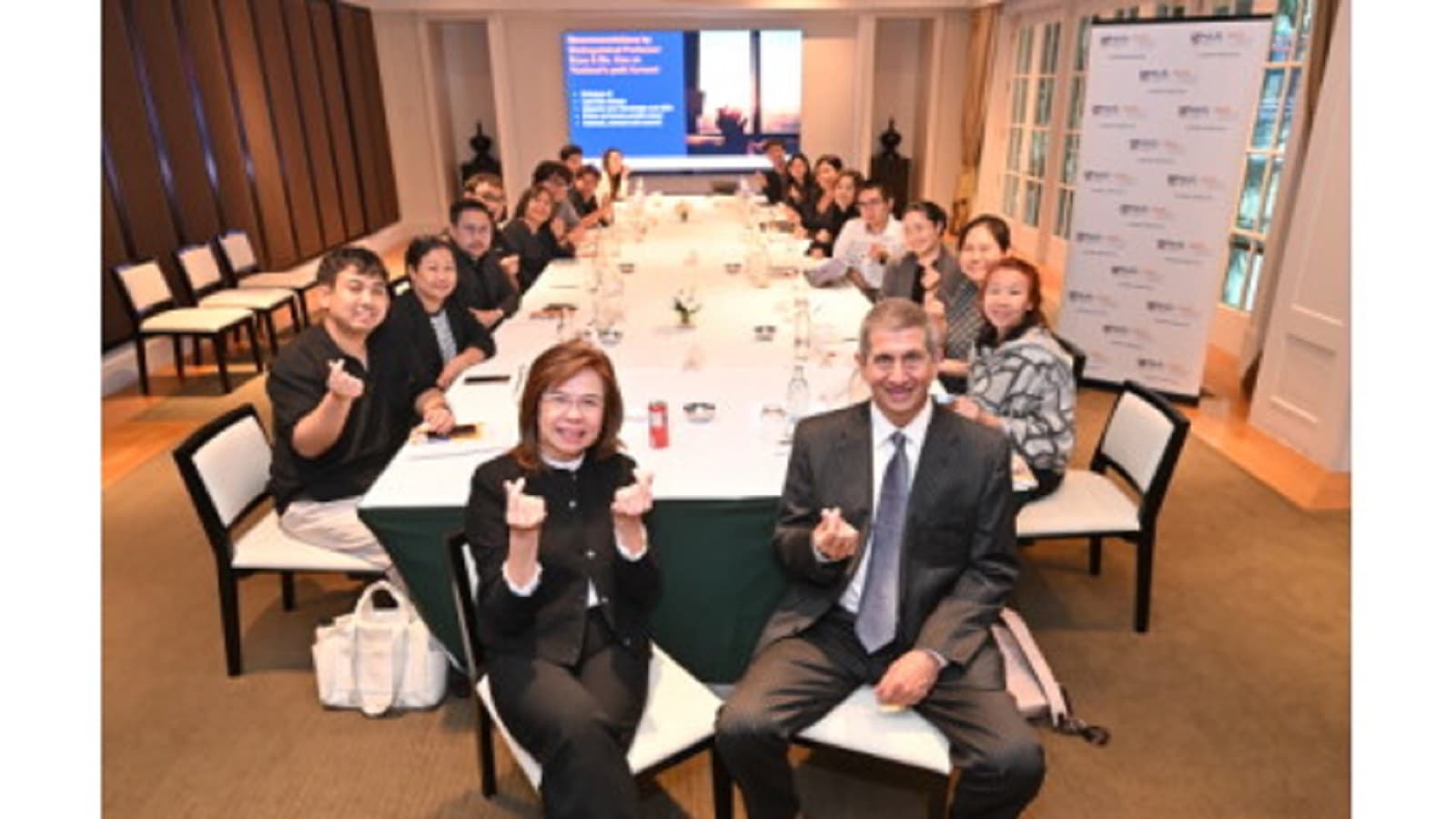 NUS Business School MBA students using AI-simulated executives to practise leadership and business decision-making.