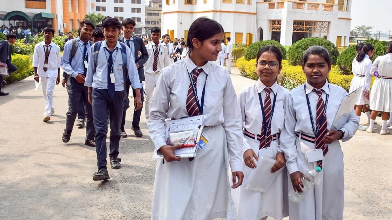 MP Board exam pattern changes for Classes 9 to 12, including revised internal-choice rules for two-mark and NSQF questions.