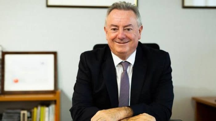 Bob Cryan to step down as Huddersfield vice-chancellor after 20 years