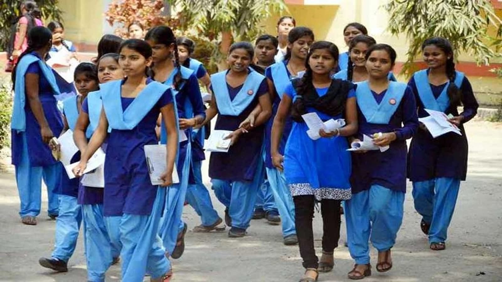 Bihar Saraswati Vidya Niketan model school students attending classroom lessons under the new 75% attendance guidelines.